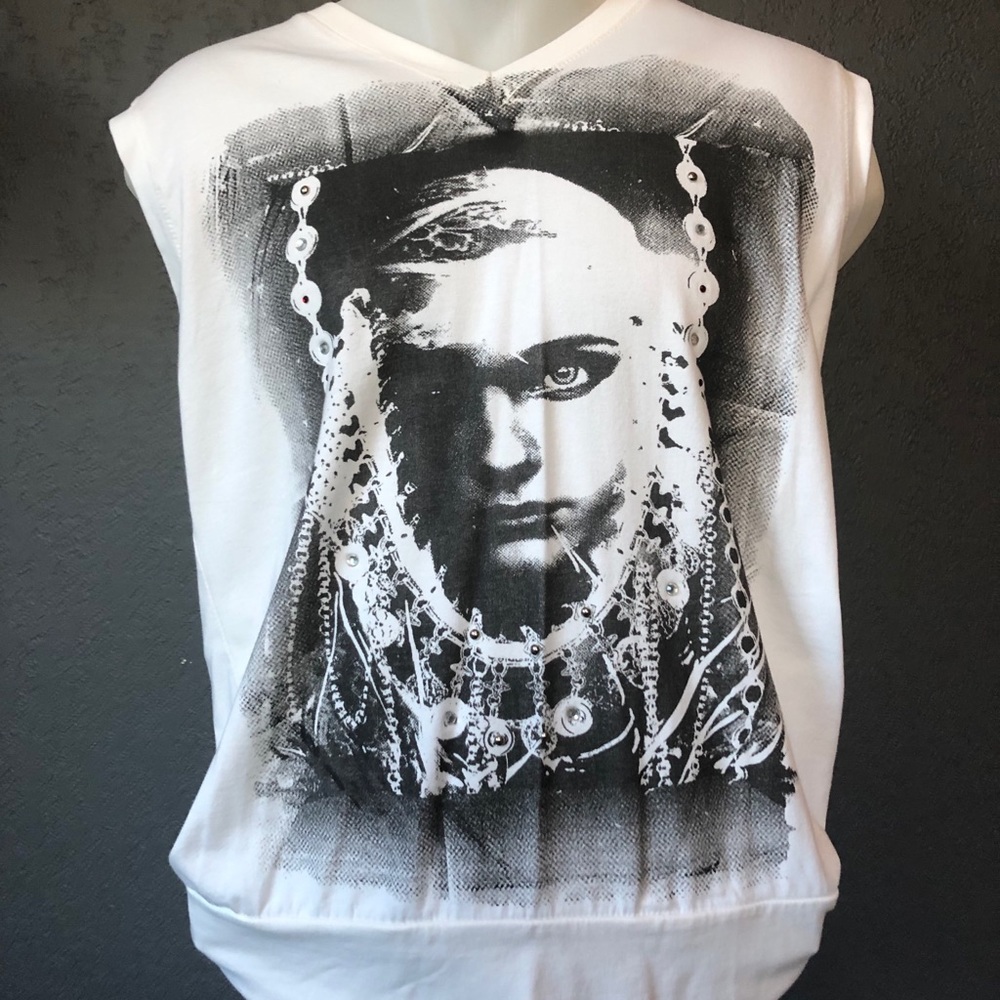 Men's sleeveless shirt with hoodie